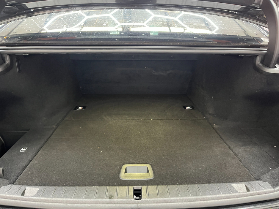 2016 BMW 7 Series - image 9