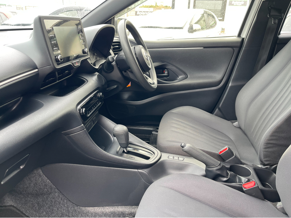 2020 Toyota Yaris - image 9