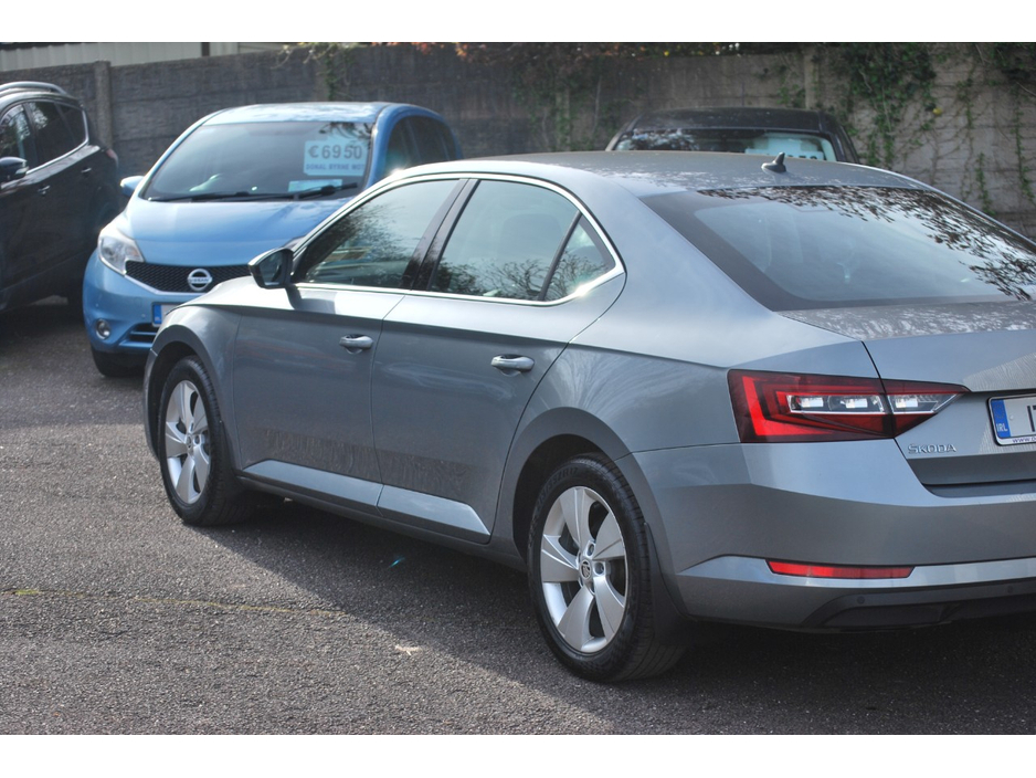 2017 Skoda Superb - image 7