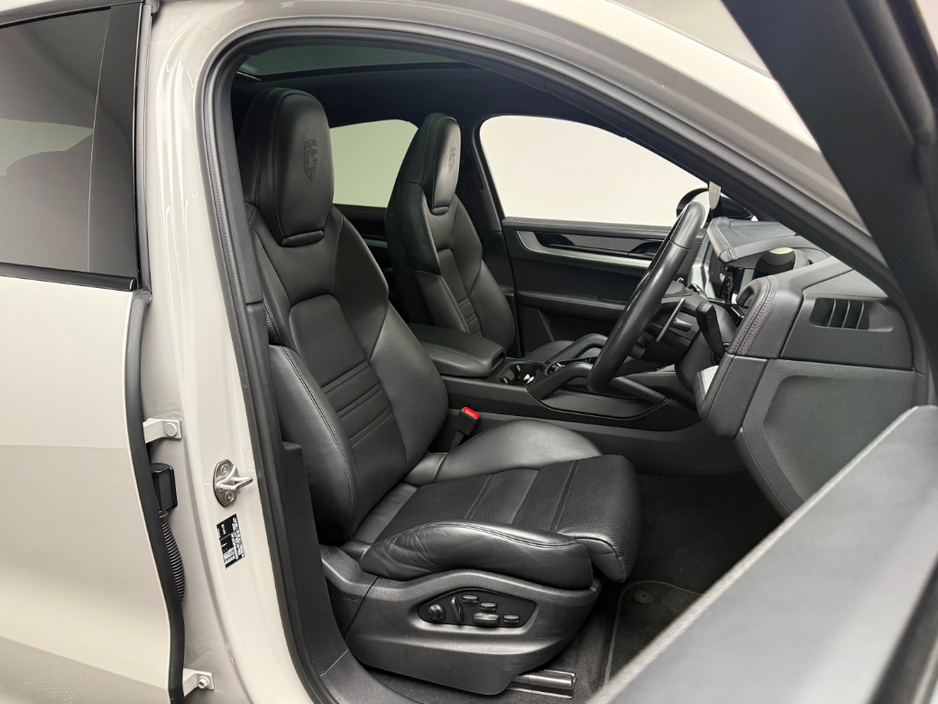 2024 Porsche Cayenne - image 12