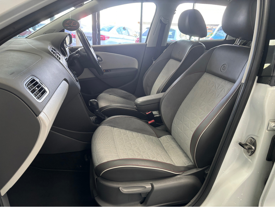 2016 Volkswagen Polo - image 14