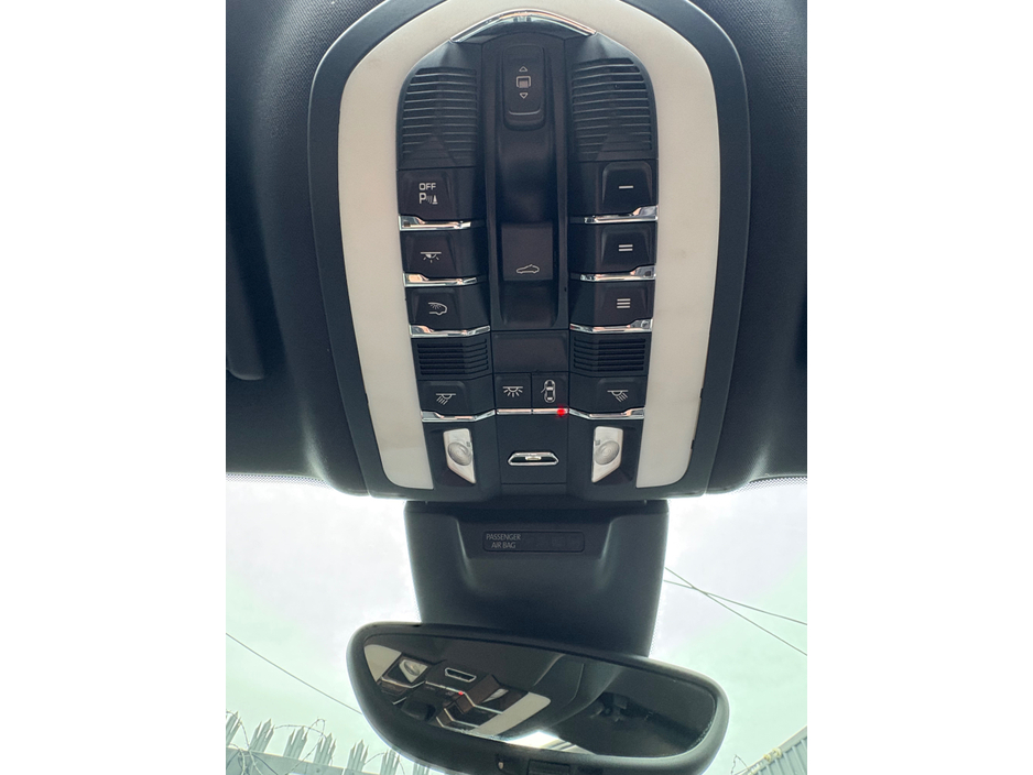 2017 Porsche Macan - image 24