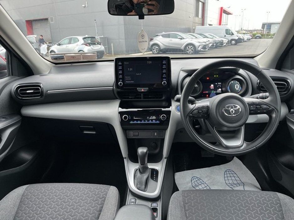 2022 Toyota Yaris Cross - image 8