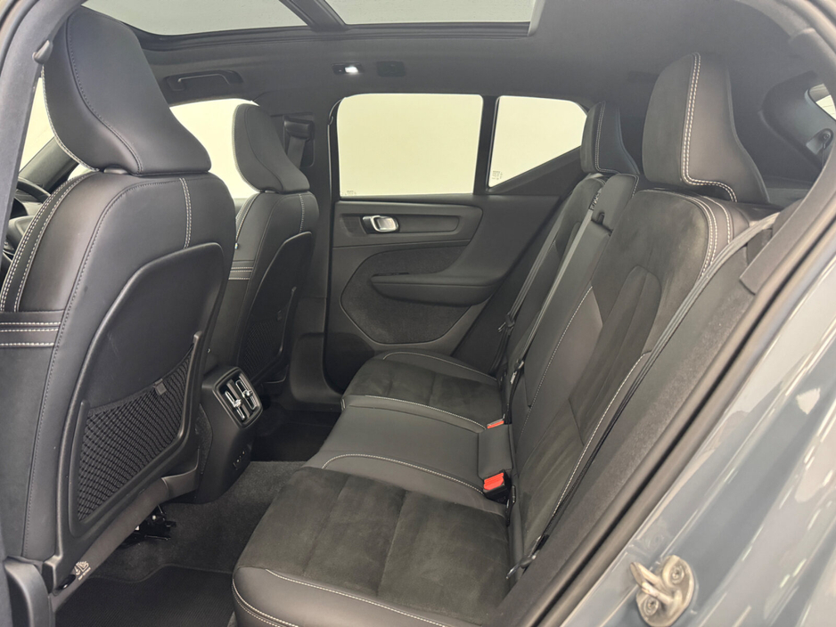 2022 Volvo XC40 - image 5