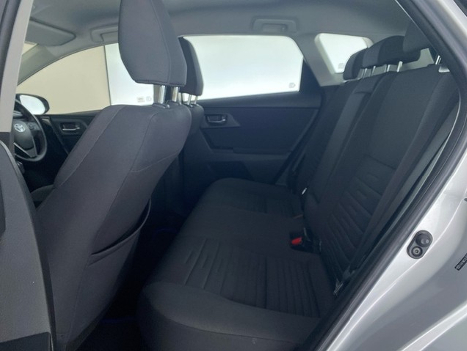 2016 Toyota Auris - image 7