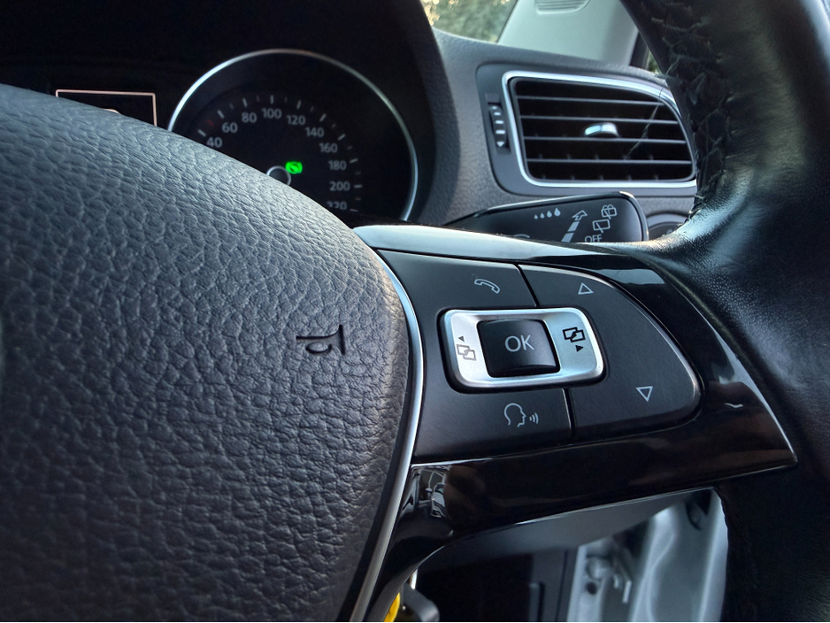 2016 Volkswagen Polo - image 14