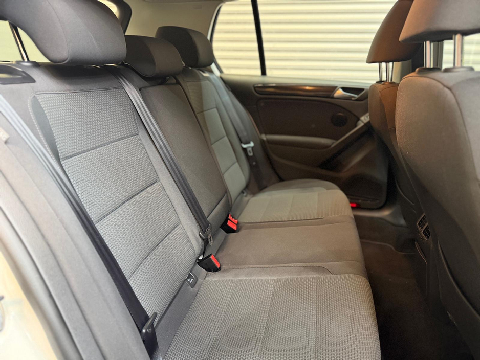 2011 Volkswagen Golf - image 10