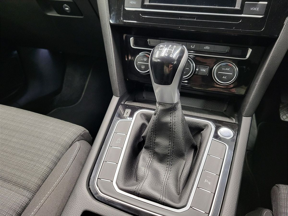 2021 Volkswagen Passat - image 10