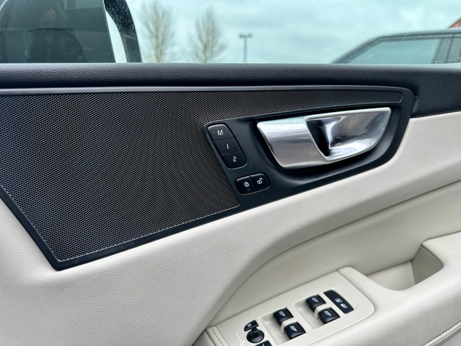 2022 Volvo XC60 - image 21