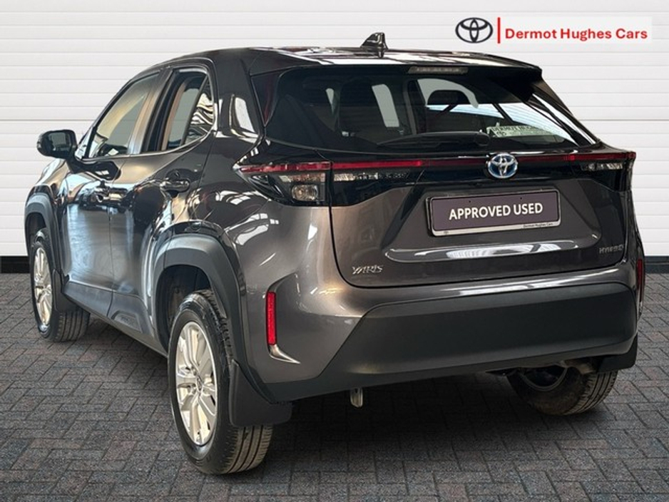 2024 Toyota Yaris Cross - image 2