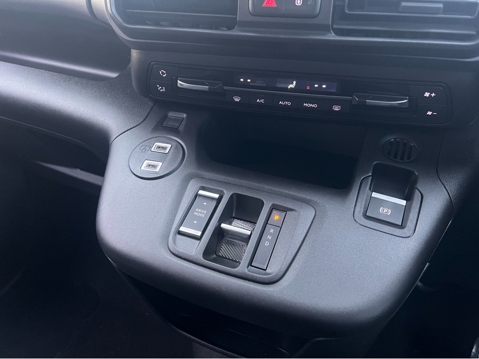 2024 Opel Combo Life Only 2700 Kms ULTIMATE Spec As Brand New 5 Seat Full Electric www.bolands.ie Est.1955 €24,950