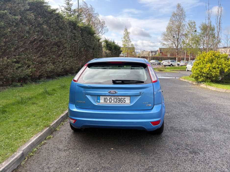 2010 Ford Focus - image 8