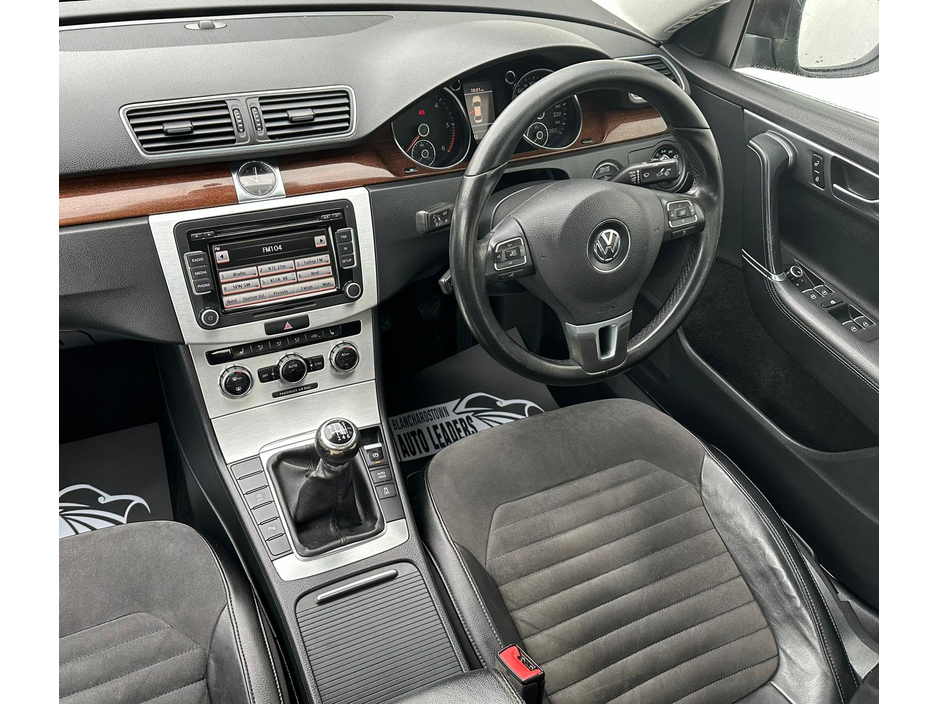 2012 Volkswagen Passat - image 14