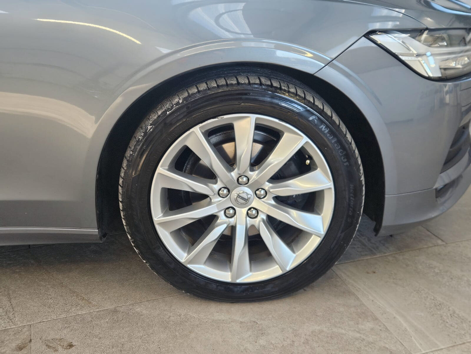 2019 Volvo S90 - image 5