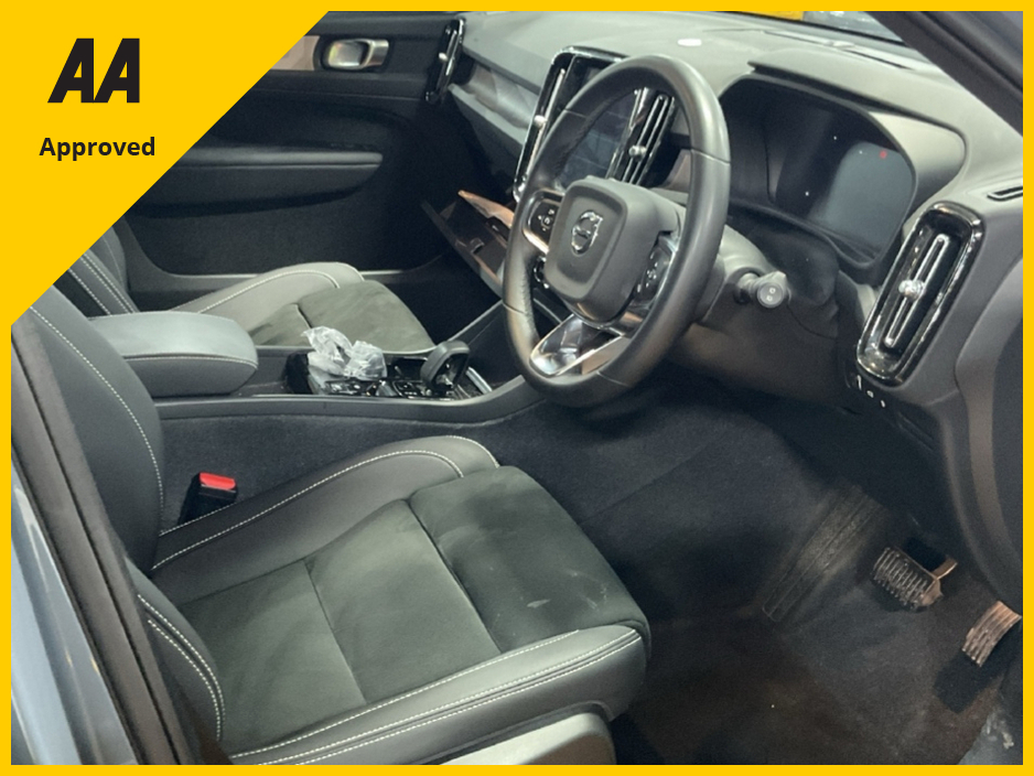 2023 Volvo XC40 - image 7