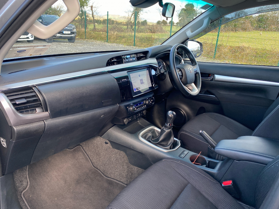 2025 Toyota Hilux 2.8 SR5 MANUAL..Roller shutter..No VAT €54,950