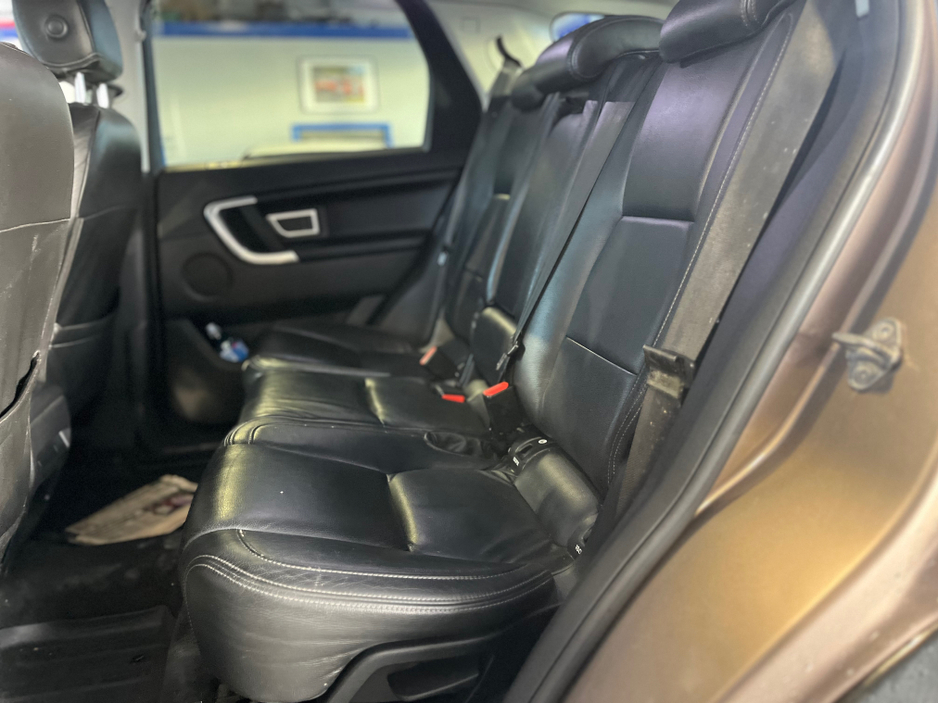 2015 Land Rover Discovery - image 9