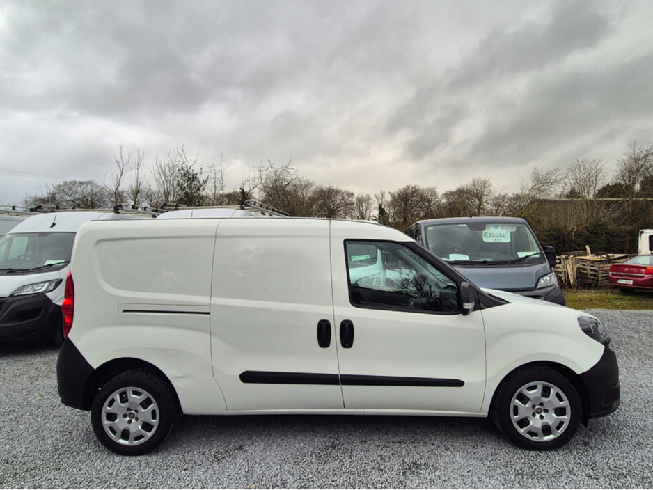 2022 Fiat Doblo - image 3