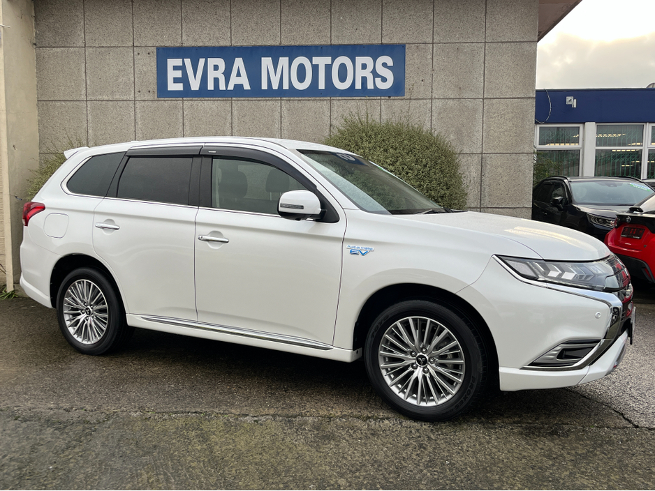 2020 Mitsubishi Outlander 4WD G PLUS AUTOMATIC PLUG IN HYBRID 2.4 PETROL //HIGH SPEC//LOW MILES//HALF LEATHER HEATED SEATS//ELECTRIC DRIVERS SEAT//HEATED STEERING WHEEL// €24,950