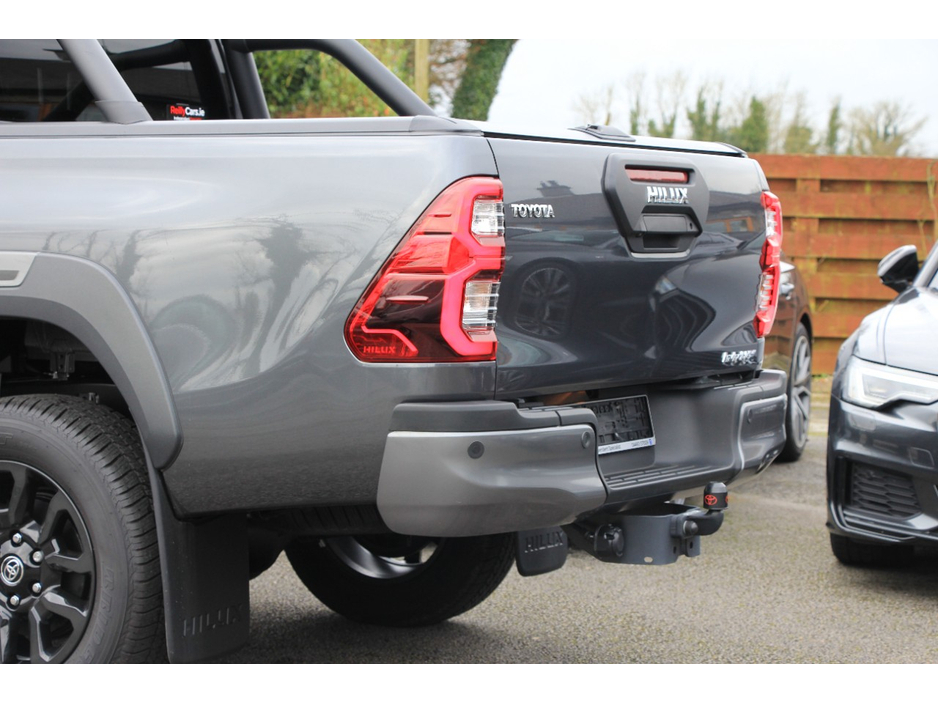 2025 Toyota Hilux - image 29