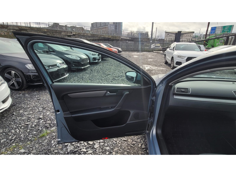 2011 Volkswagen Passat - image 10