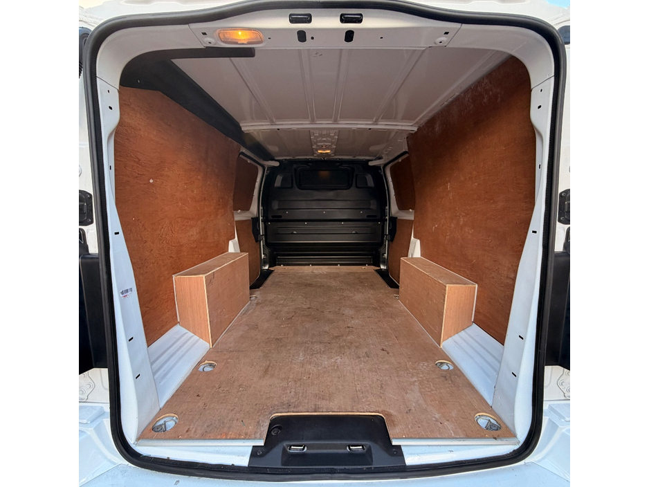 2022 Opel Vivaro - image 8