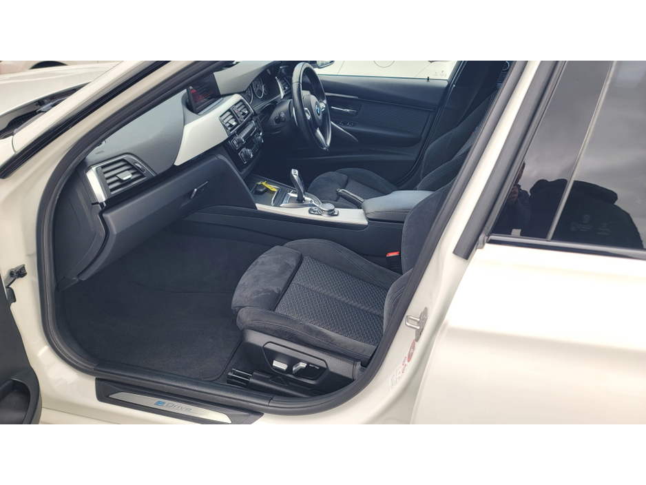 2016 BMW 3 Series - image 14