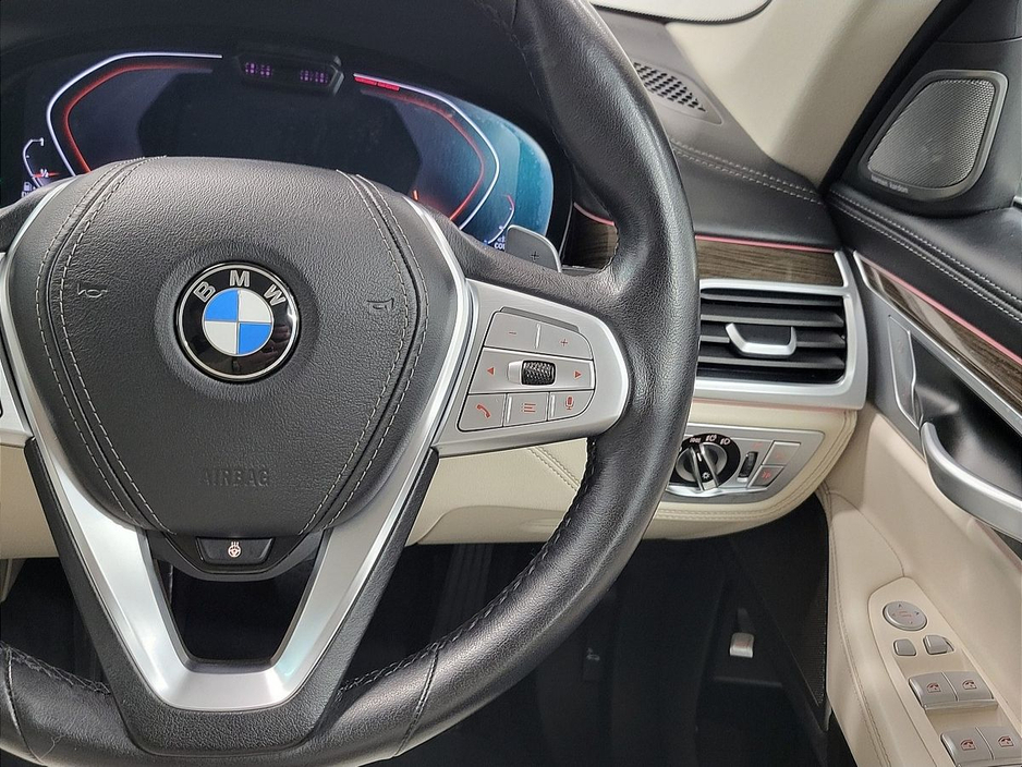 2020 BMW 7 Series - image 18