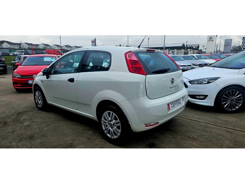 2015 Fiat Punto - image 14