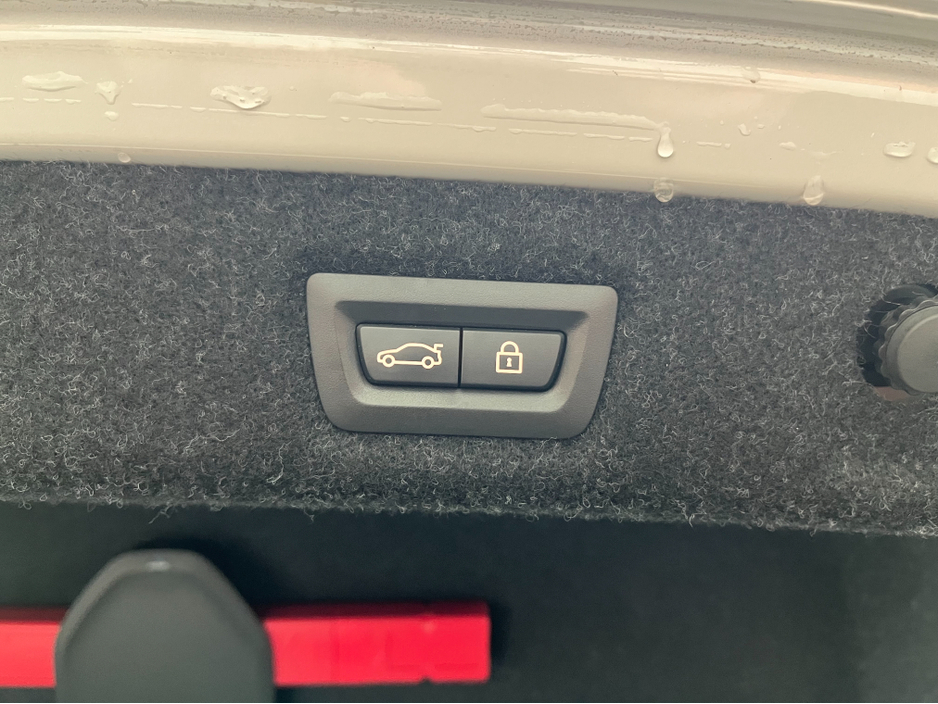 2017 BMW 5 Series - image 9