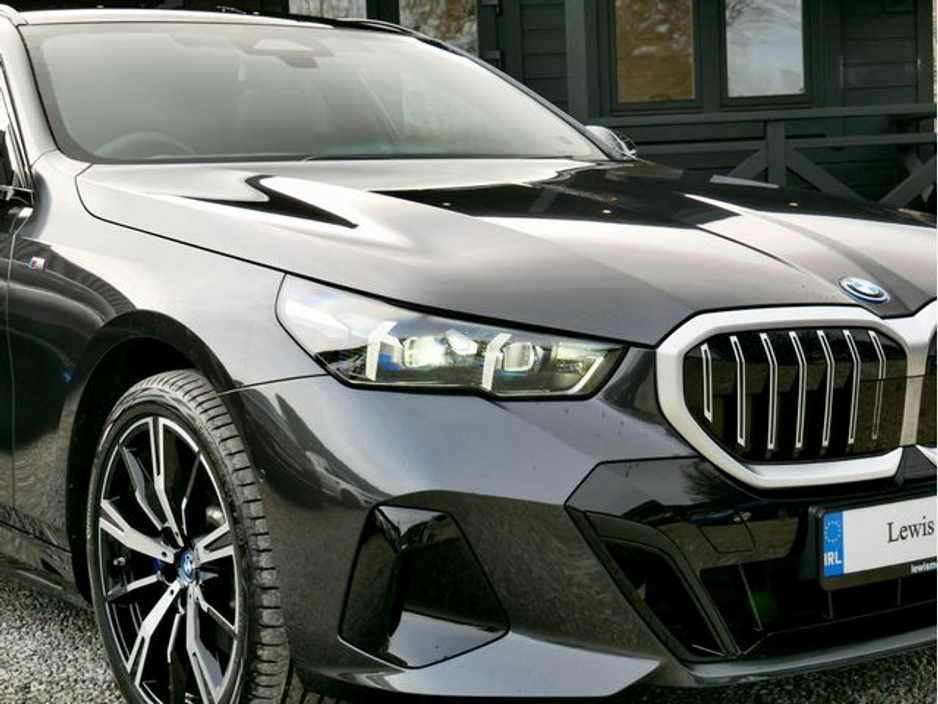2025 BMW 5 Series - image 8