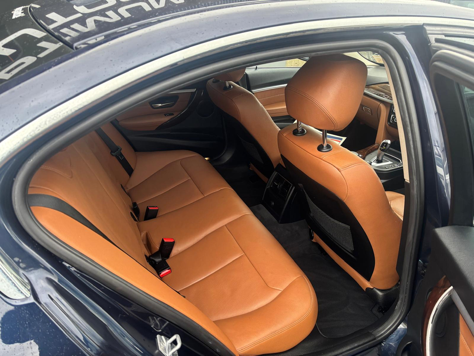 2016 BMW 3 Series - image 4
