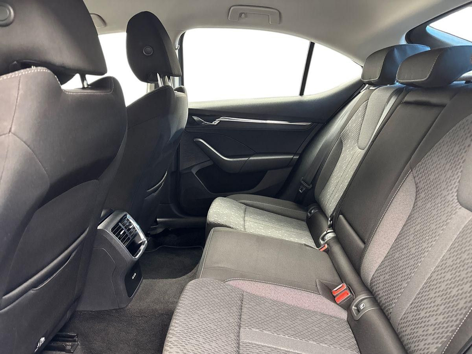 2023 Skoda Octavia - image 10