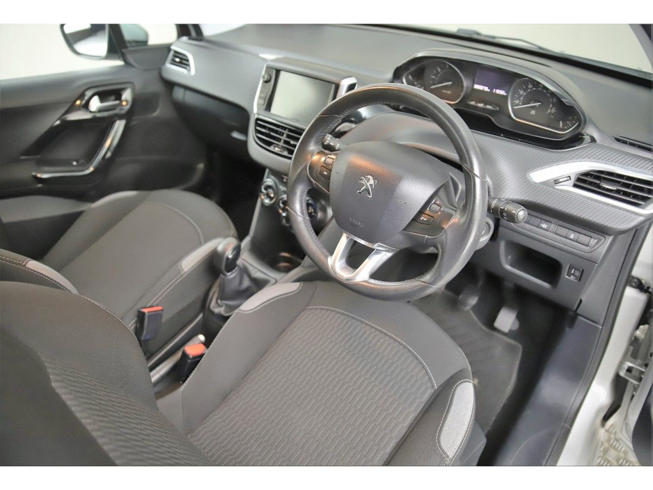 2015 Peugeot 208 - image 13