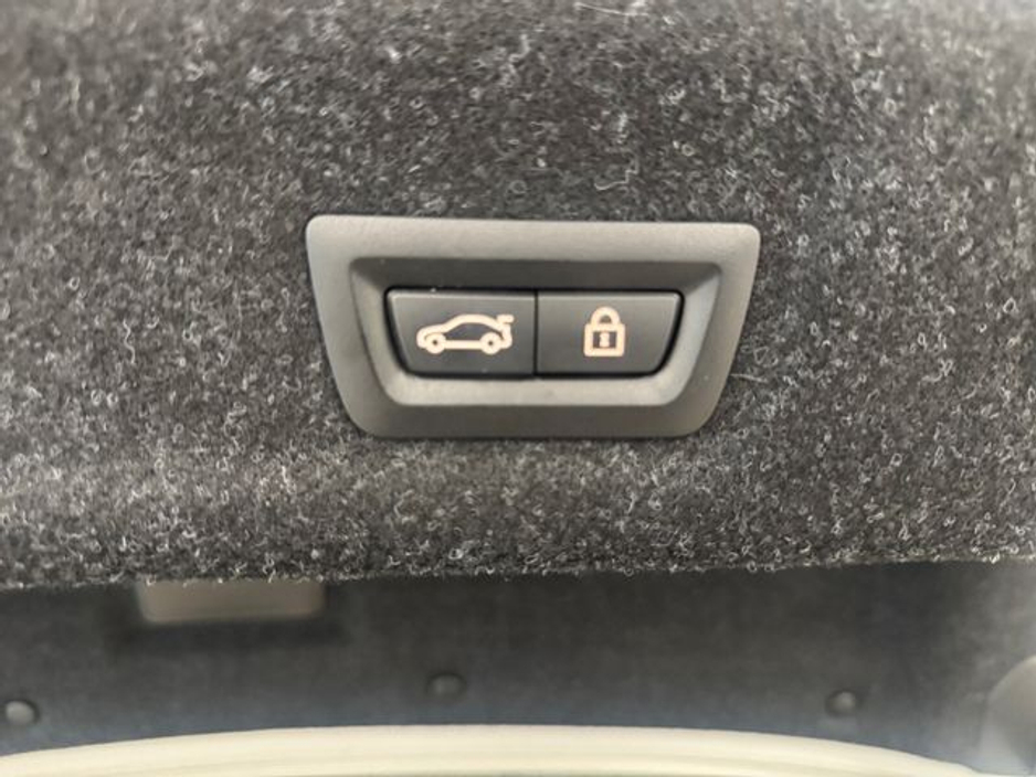 2021 BMW 3 Series - image 19