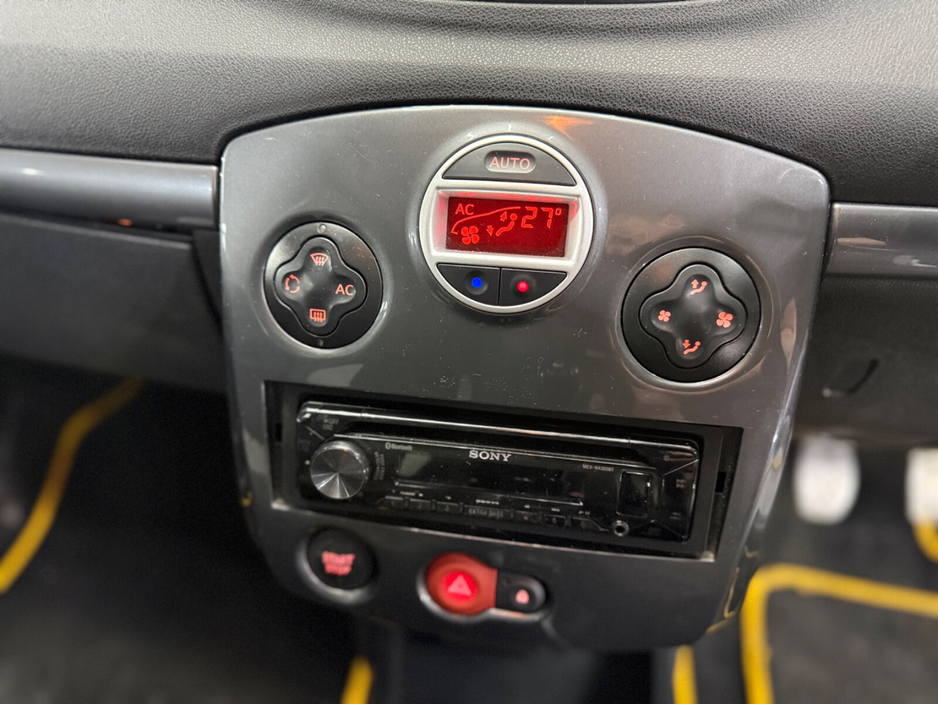 2012 Renault Clio - image 28