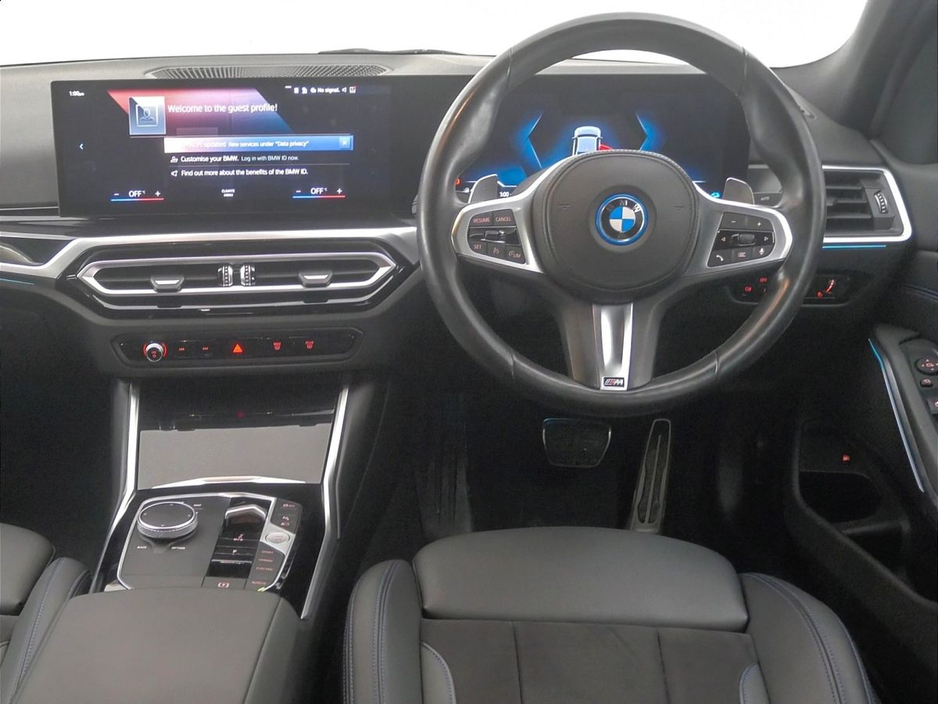 2023 BMW 3 Series - image 5