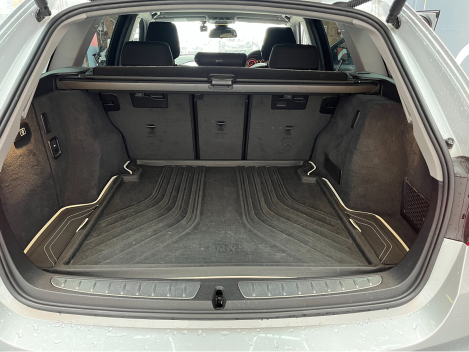 2016 BMW 3 Series - image 9