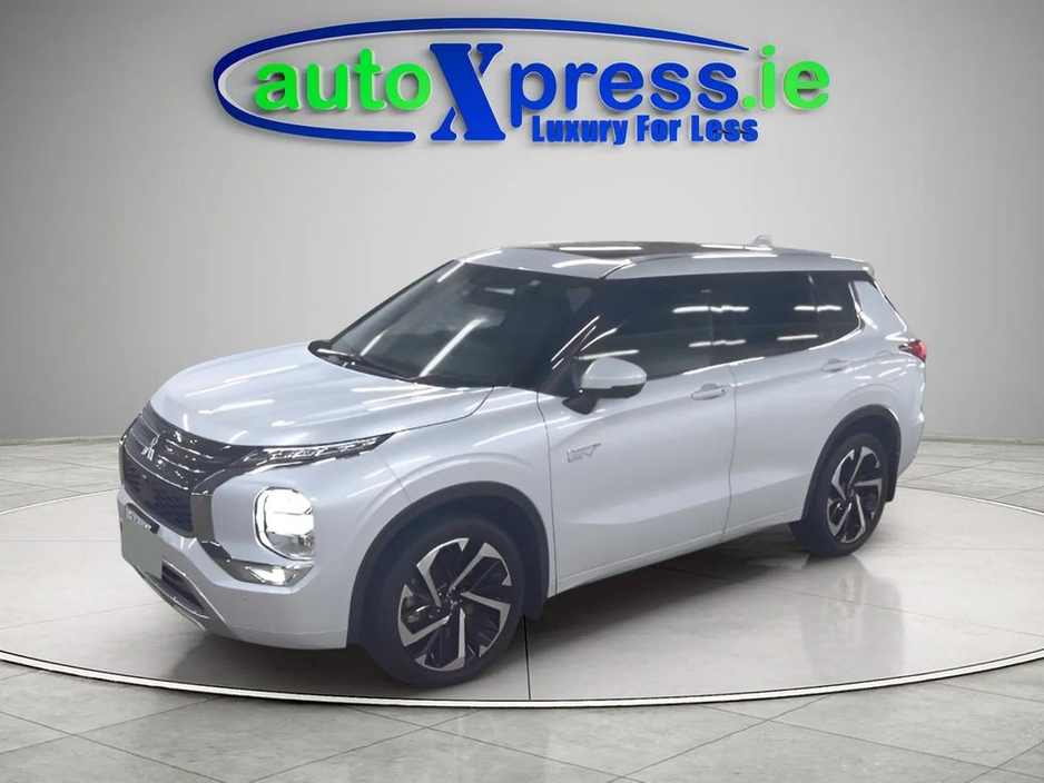 2023 Mitsubishi Outlander PHEV 4WD, Low mileage, Reversing camera