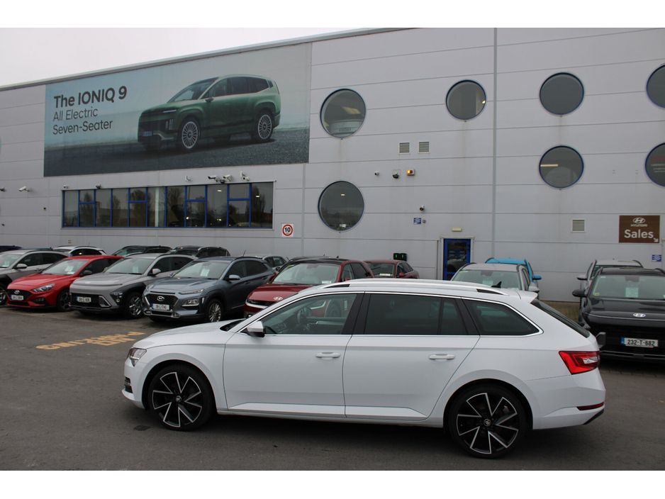 2021 Skoda Superb - image 2