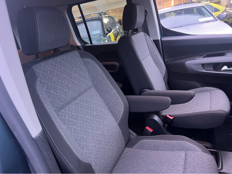 2024 Opel Combo Life Only 2700 Kms ULTIMATE Spec As Brand New 5 Seat Full Electric www.bolands.ie Est.1955 €24,950