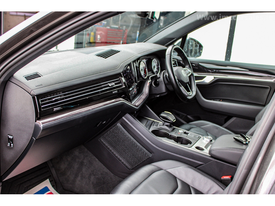 2021 Volkswagen Touareg - image 23