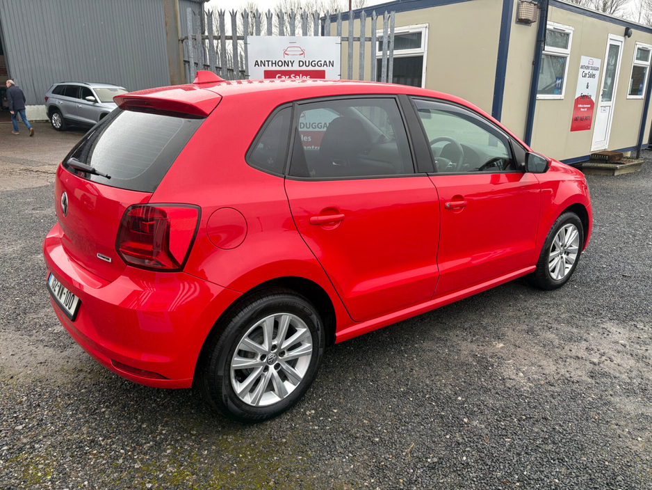 2015 Volkswagen Polo - image 3