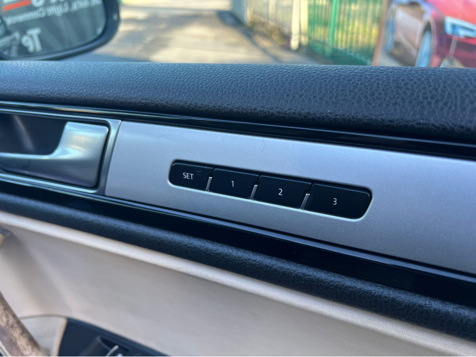 2018 Volkswagen Touareg - image 18