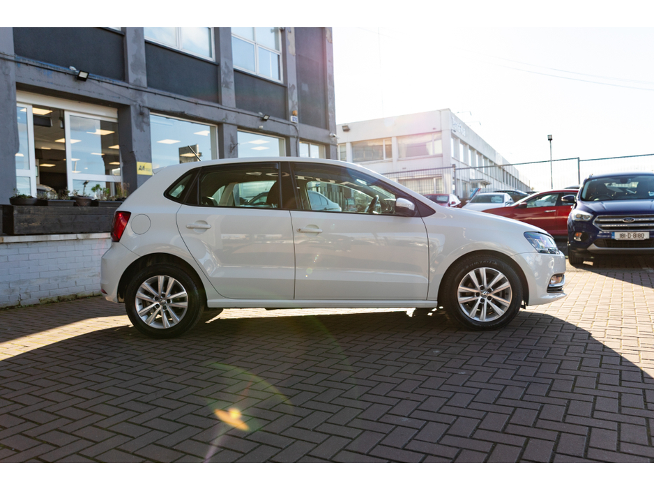 2017 Volkswagen Polo - image 2