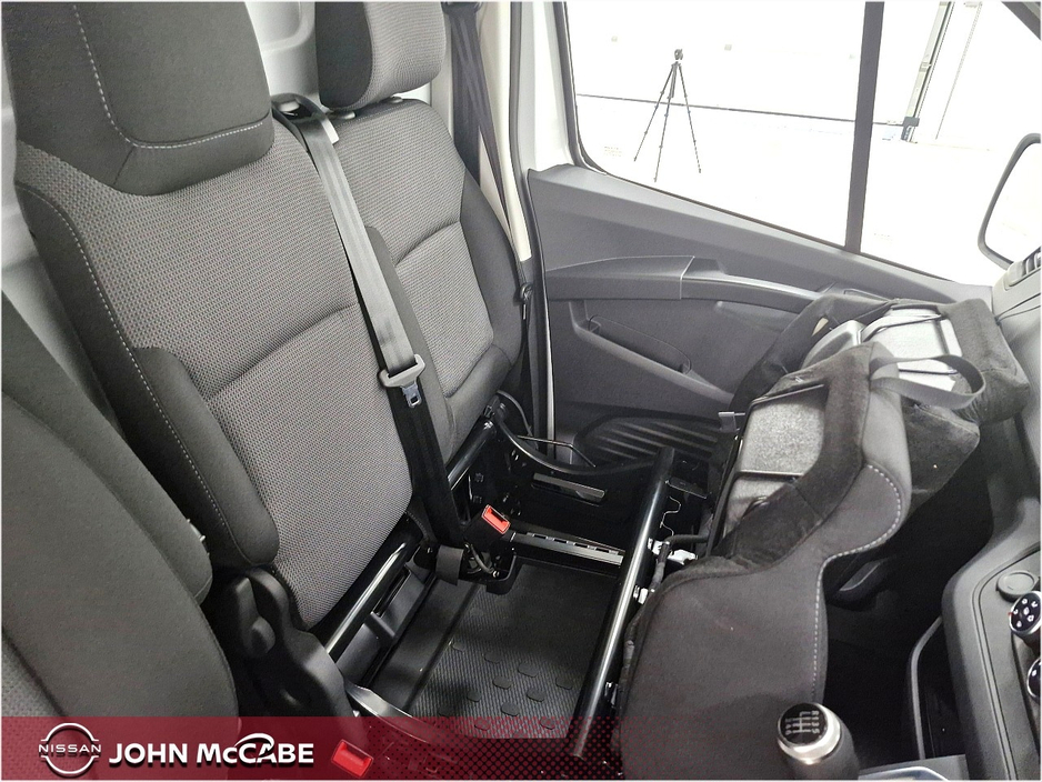 2025 Nissan Primastar - image 40