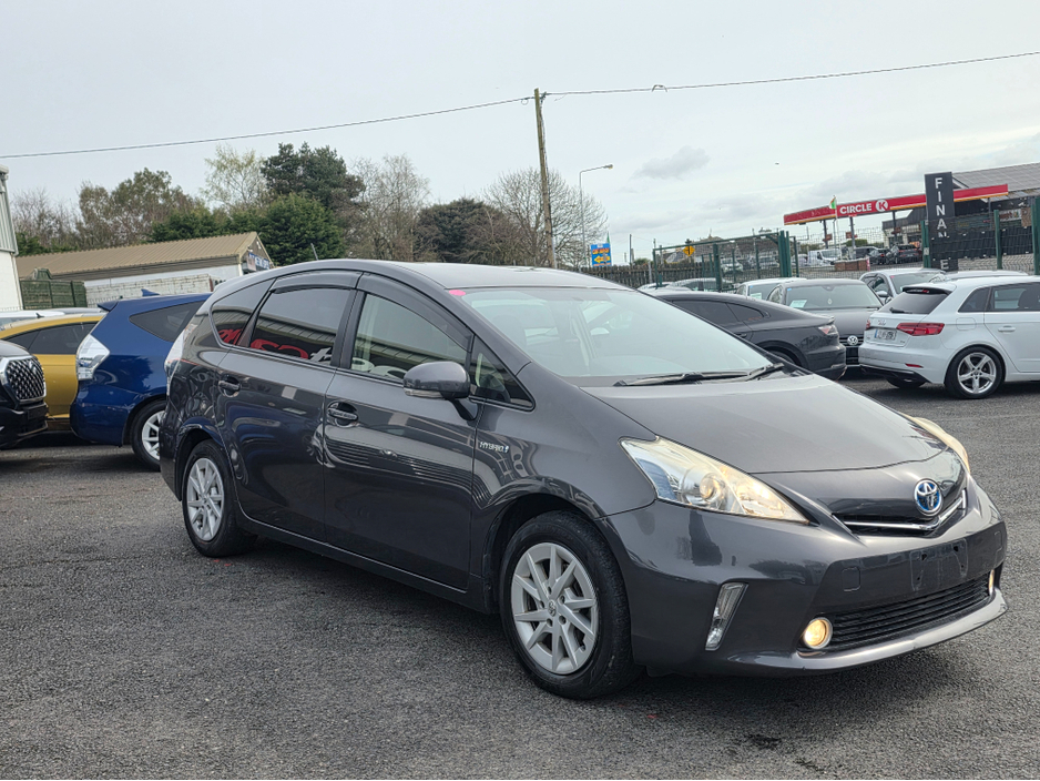 2013 Toyota Prius Alpha - image 7