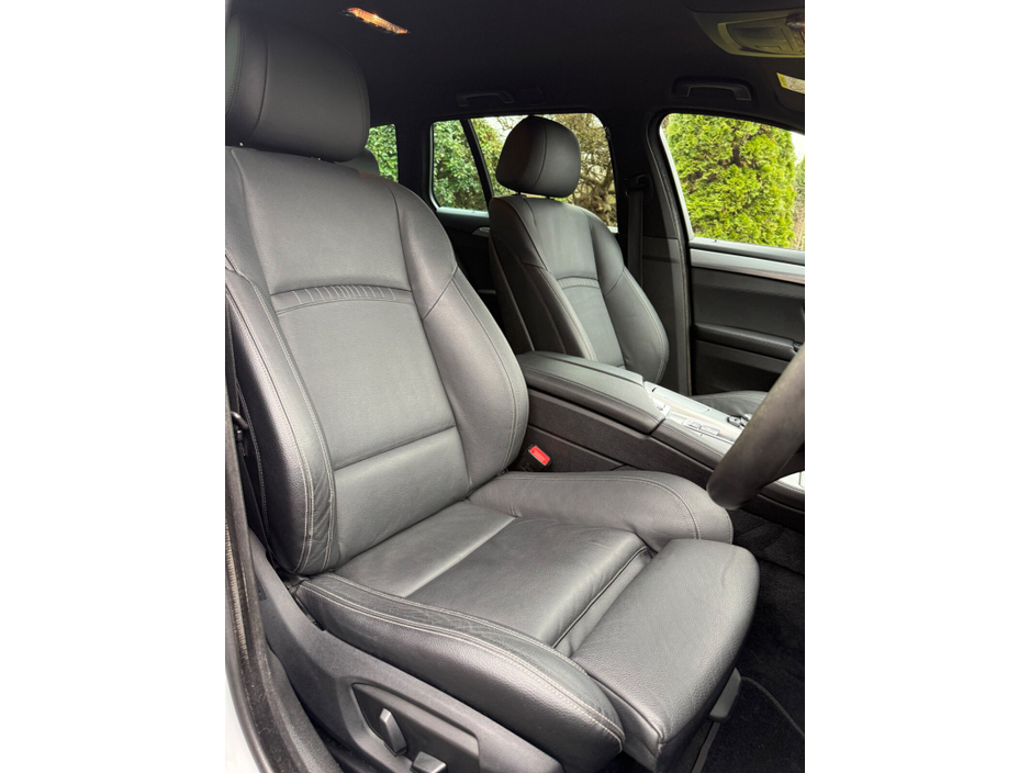 2016 BMW 5 Series - image 13