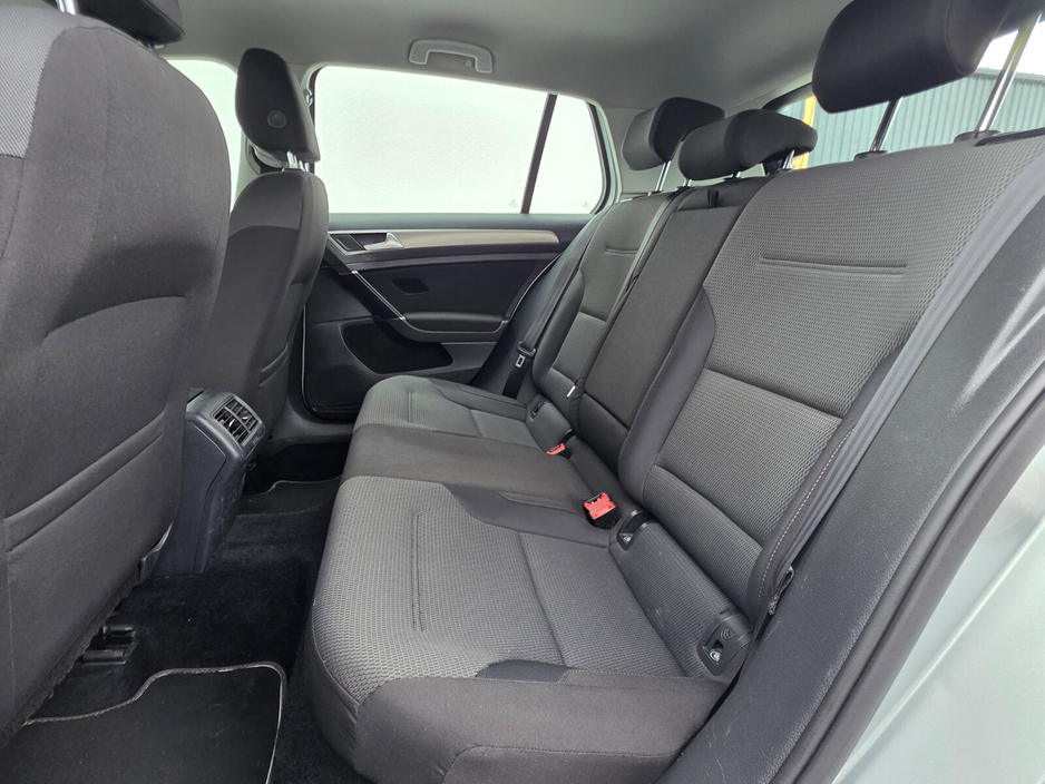 2015 Volkswagen Golf - image 15