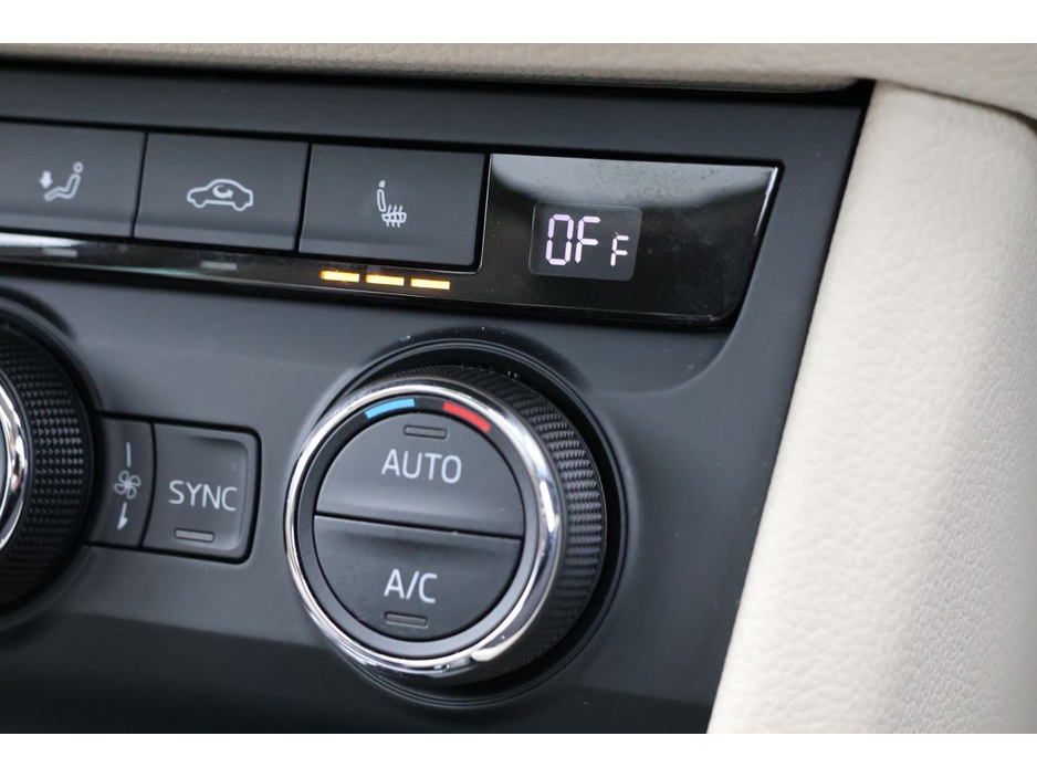 2016 Skoda Superb - image 11